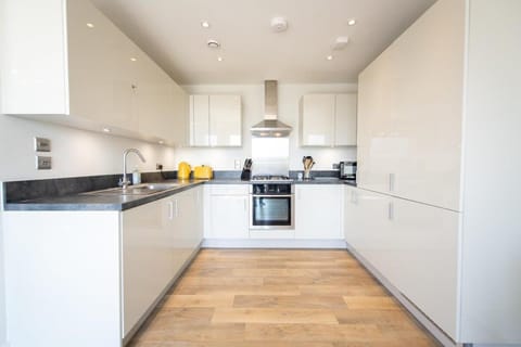 Modern 2 Bed Apartment in Crawley - Sleeps 5 Condo in Crawley