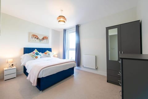 Modern 2 Bed Apartment in Crawley - Sleeps 5 Condo in Crawley