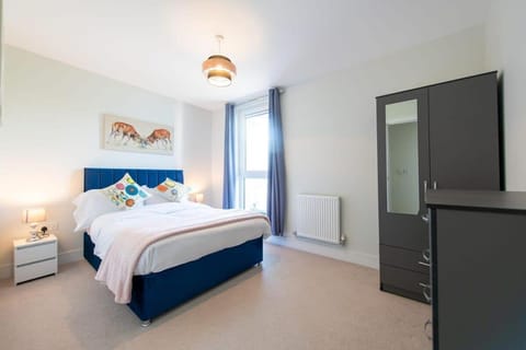 Stylish 2 Bed Apartment in Crawley - Sleeps 5 Apartment in Crawley