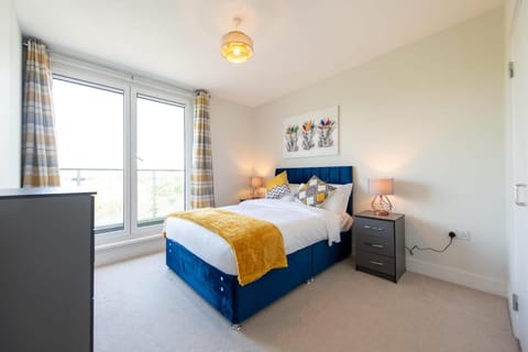 Stylish 2 Bed Apartment in Crawley - Sleeps 5 Apartment in Crawley