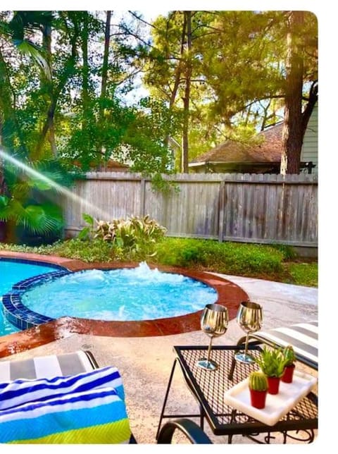 Lovely Woodlands home w/heated pool and spa! Haus in The Woodlands