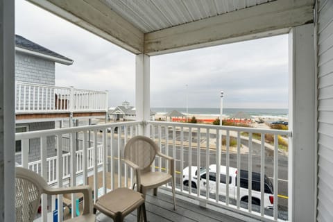 Newly Renovated Steps to Beach Private Balcony Condominio in Hampton Beach