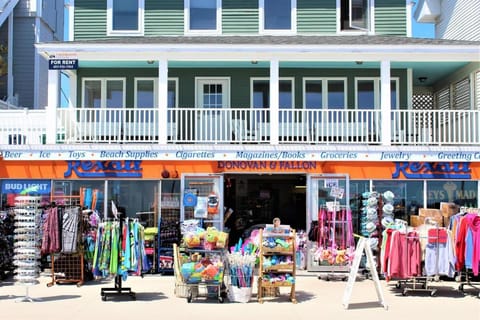 Newly Renovated Private Balcony Steps to Beach Apartamento in Hampton Beach