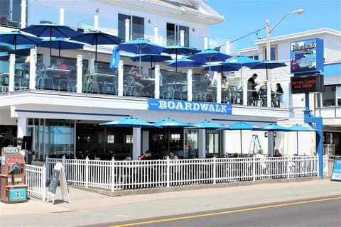 Newly Renovated Private Balcony Steps to Beach Apartamento in Hampton Beach