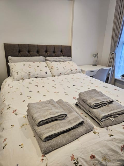 Bed, Bedroom, towels