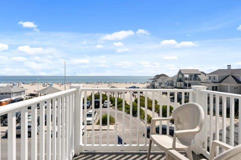 Private Balcony Newly Renovated Ocean Views Condominio in Hampton Beach