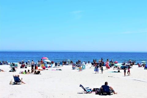 Ocean Views Newly Renovated Private Balcony Apartment in Hampton Beach