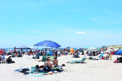 Ocean Views Newly Renovated Private Balcony Apartamento in Hampton Beach