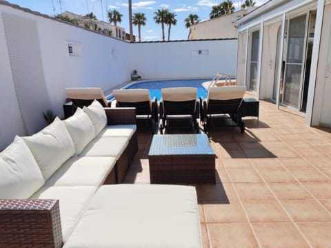 3 bed villa, large private pool 10 mins walk from beach and amenities Villa in Los Alcázares