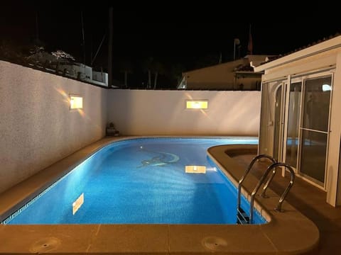 3 bed villa, large private pool 10 mins walk from beach and amenities Villa in Los Alcázares