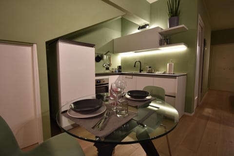 Kitchen or kitchenette, Dining area