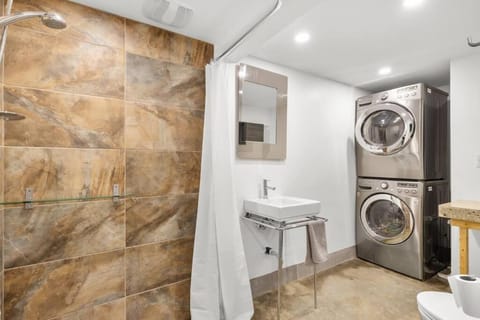 Spacious 3 bedrooms/2 bathrooms condo in Montreal Condo in Laval