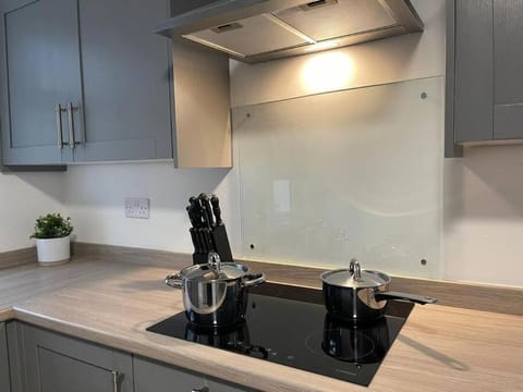 Modern 6bedroomall ensuite in Birkenhead Free Parking and Wifi Apartment in Wallasey