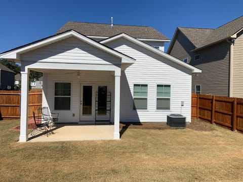 Beautiful new 4 Bdr home- in quite small community House in Columbia