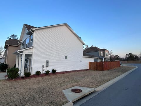 Beautiful new 4 Bdr home- in quite small community House in Columbia