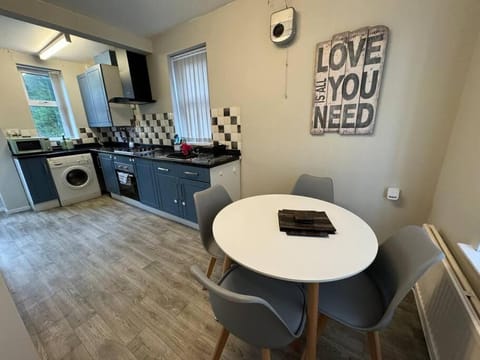 Perfect For Contractors and Leisure Stays Sheffield Home With King Or Twin bed Option House in Sheffield