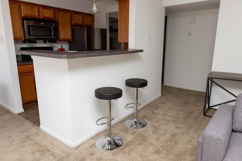 Wyndham 219 Modern 2br Suite, Parking Apartment in Hampton