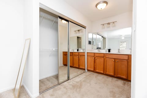 Wyndham 219 Modern 2br Suite, Parking Apartment in Hampton