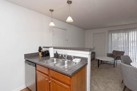 City Chic 1br Gem Perfect For Couple I Wyndham Condo in Hampton
