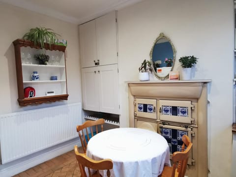 Property building, Kitchen or kitchenette, Dining area