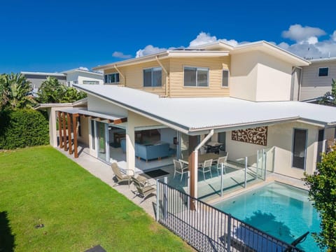 Property building, Bird's eye view, Garden, Swimming pool