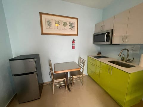 Private Studio Near Beach-Full Bath, Kitchenette, Sleeps 2, Unit 5 Apartment in San Juan