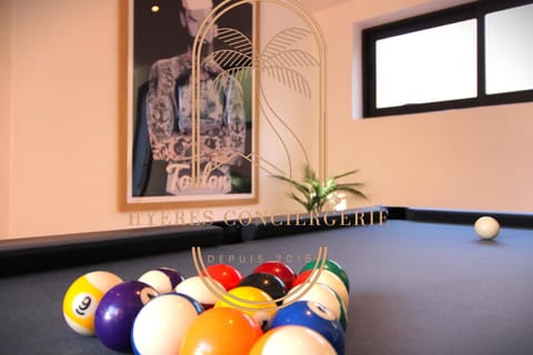 Billiard, Game Room