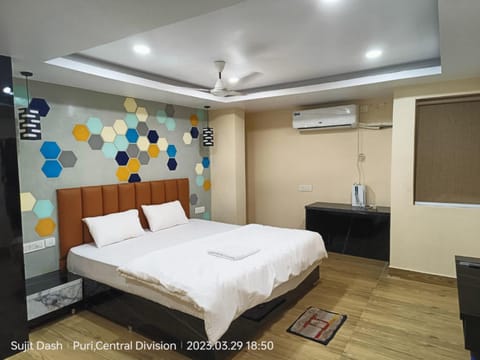 Bed, TV and multimedia, air conditioner