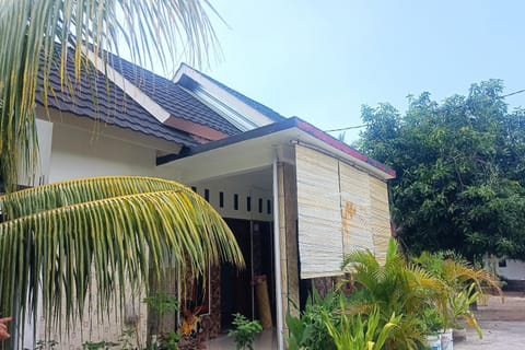 SPOT ON 93724 Songgong Homestay Hotel in Pujut