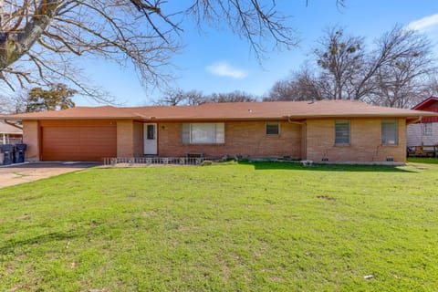 Family-Friendly Waco Home, 4 Mi to Magnolia Market House in Bellmead