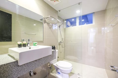 Premium 3BR Suite UptownBGC w/ Bathtub & Balcony Apartment in Makati