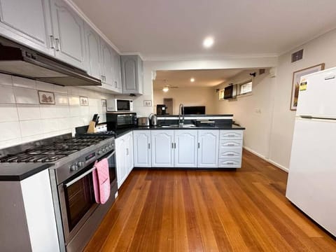 Large Peaceful 4 Bedroom Home Haus in Wantirna South