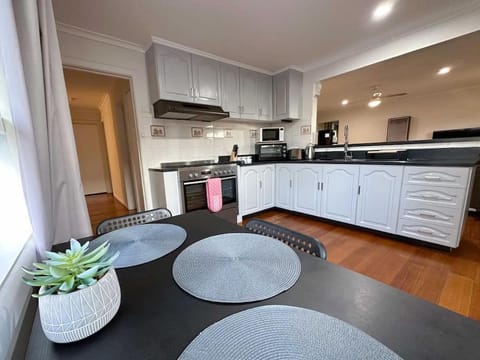 Large Peaceful 4 Bedroom Home Haus in Wantirna South
