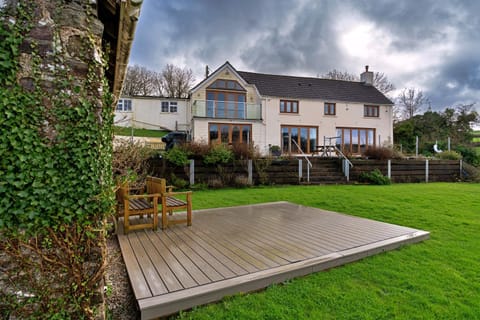 Property building, Spring, Off site, Day, Garden, Garden view