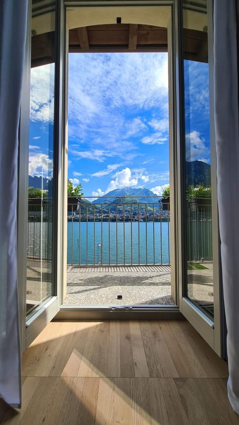 View (from property/room), Balcony/Terrace, Lake view