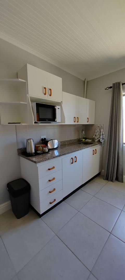 Kitchen or kitchenette, minibar, stove