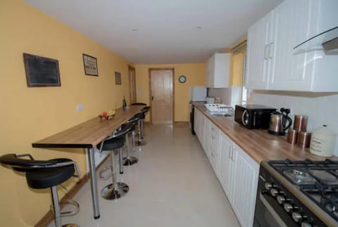 Coffee/tea facilities, Kitchen or kitchenette, minibar, oven, stove