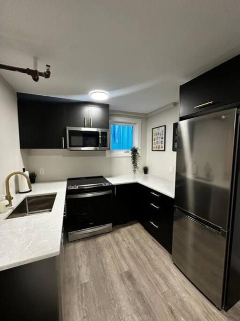 Quaint Queen Suite Central HFX Apartment in Dartmouth