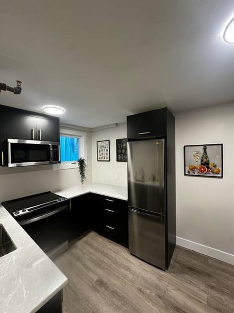 Quaint Queen Suite Central HFX Apartment in Dartmouth