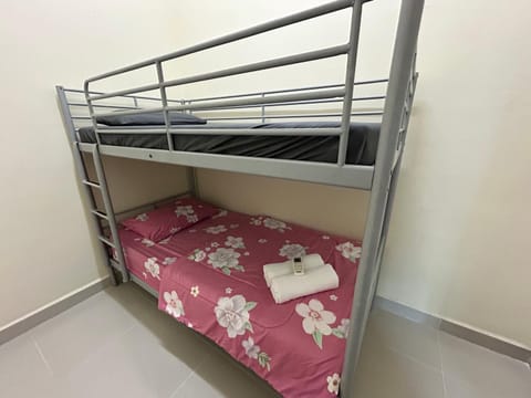 Bedroom, bunk bed, towels