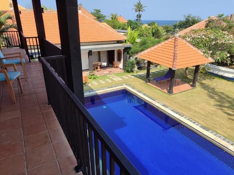 Роскошная вилла 4 спальни прямо на берегу океана на пляже Jasri beach Villa in Karangasem Regency