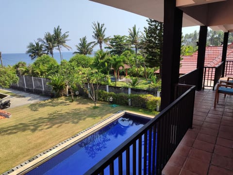 Роскошная вилла 4 спальни прямо на берегу океана на пляже Jasri beach Villa in Karangasem Regency