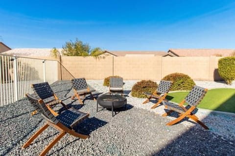 Luxurious Casa Grande Family Retreat: 5 Bedrooms, Heated Salt water Pool, Mini Golf, and More! Ideal for Groups and Making Lasting Memories. Haus in Casa Grande