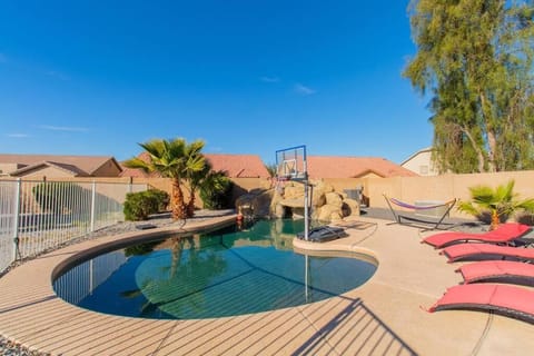 Luxurious Casa Grande Family Retreat: 5 Bedrooms, Heated Salt water Pool, Mini Golf, and More! Ideal for Groups and Making Lasting Memories. House in Casa Grande
