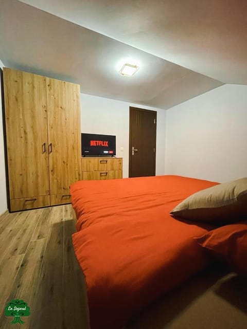 Communal lounge/ TV room, Bed, TV and multimedia, Photo of the whole room, Evening entertainment, Bedroom, wardrobe