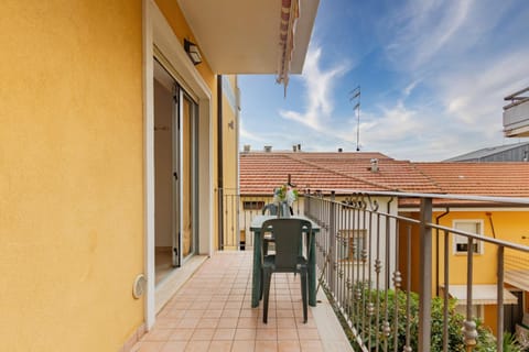 View (from property/room), Balcony/Terrace, Dining area