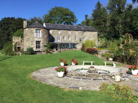 Property building, Day, Garden, Garden view