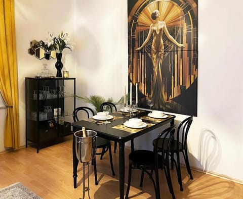 NEU! Art Deco Design Apartment, 65 Zoll TV für EM Live, beste Lage, Garten Apartment in Gera
