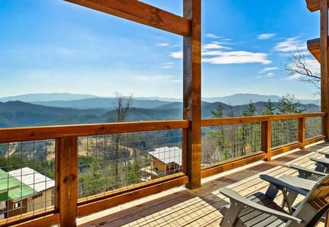 Shell Mtn Splash: 4BR Haven, Views, Pool & Hot Tub House in Sevier County