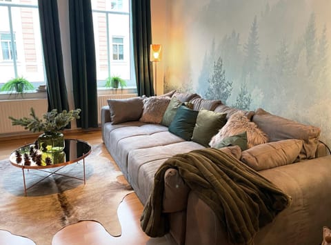NEU! Magic Forest Design Apartment, 65 Zoll TV für EM Live, beste Lage, Garten Apartment in Gera